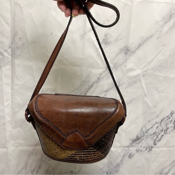 VINTAGE 80s Handmade Leather and Rattan Woven Crossbody Bag - Picture 4 of 14